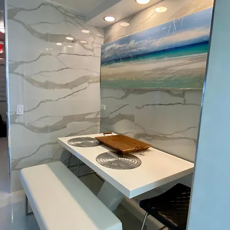 Luxurious Remodeled Direct Waterfront Apartment With Miami Skyline View And Outdoor Terrace Free Parking 5Min Drive To Miami Beach